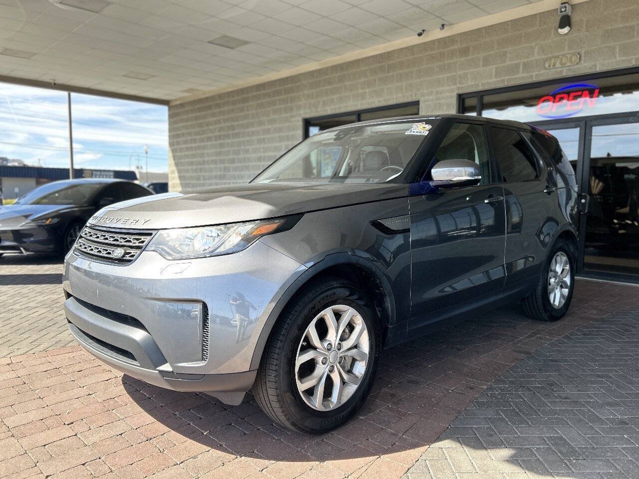 Used 2018 Land Rover Discovery SE AWD/4WD image 25
