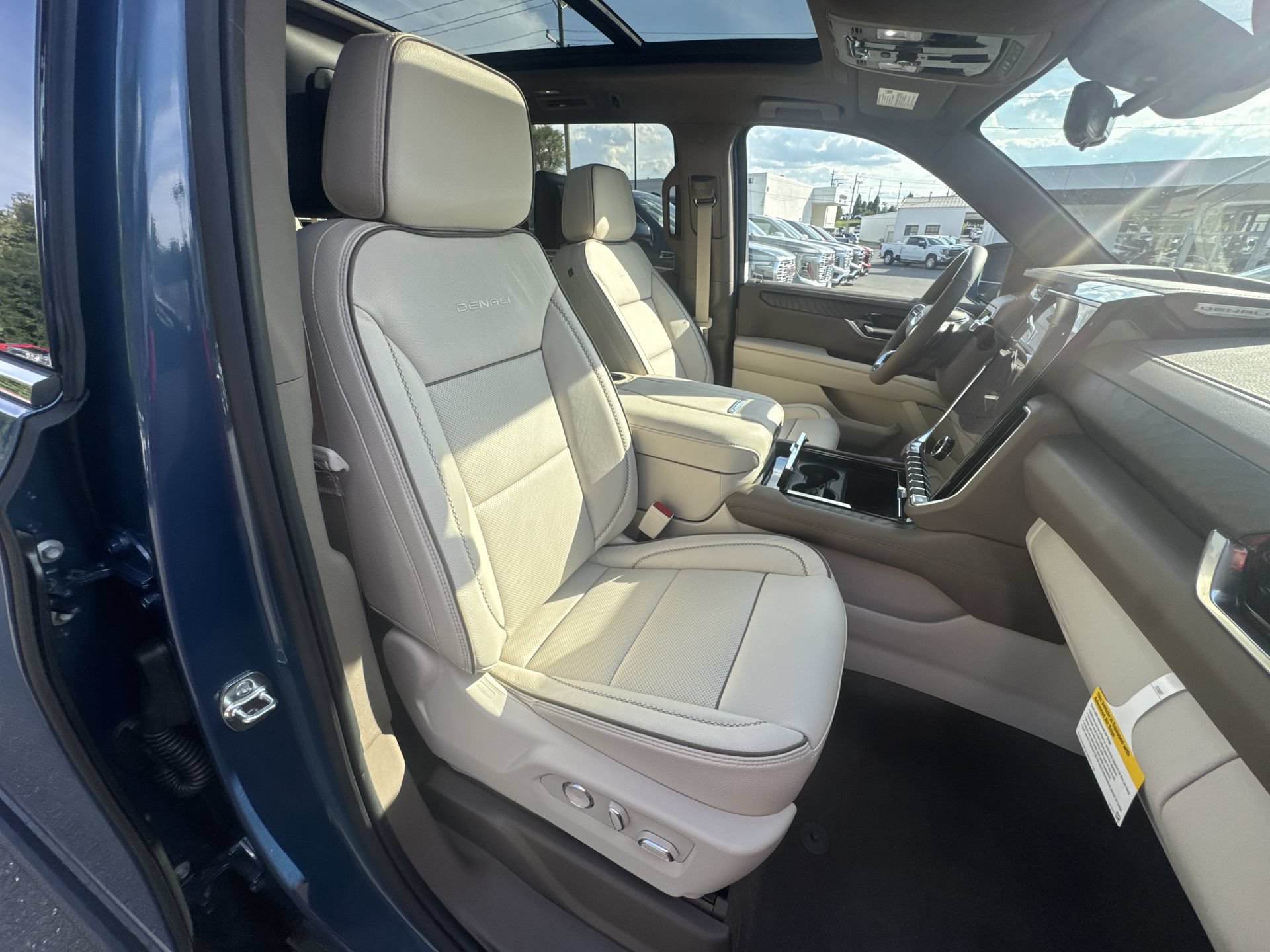 New 2026 GMC Yukon XL Denali w/ Denali Reserve Package AWD/4WD image 27
