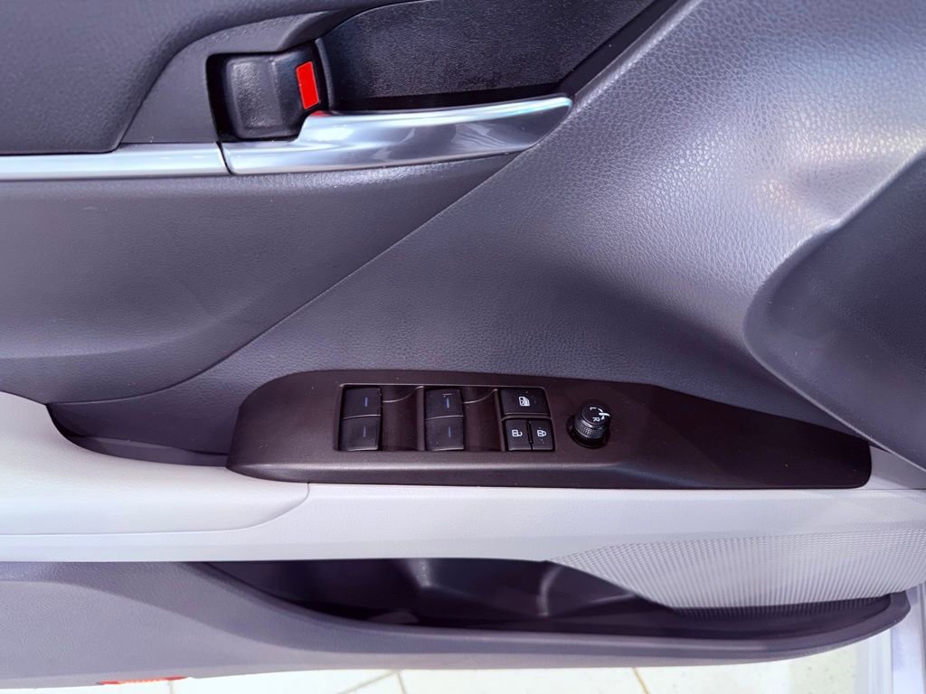 Used 2022 Toyota Camry SE image 18