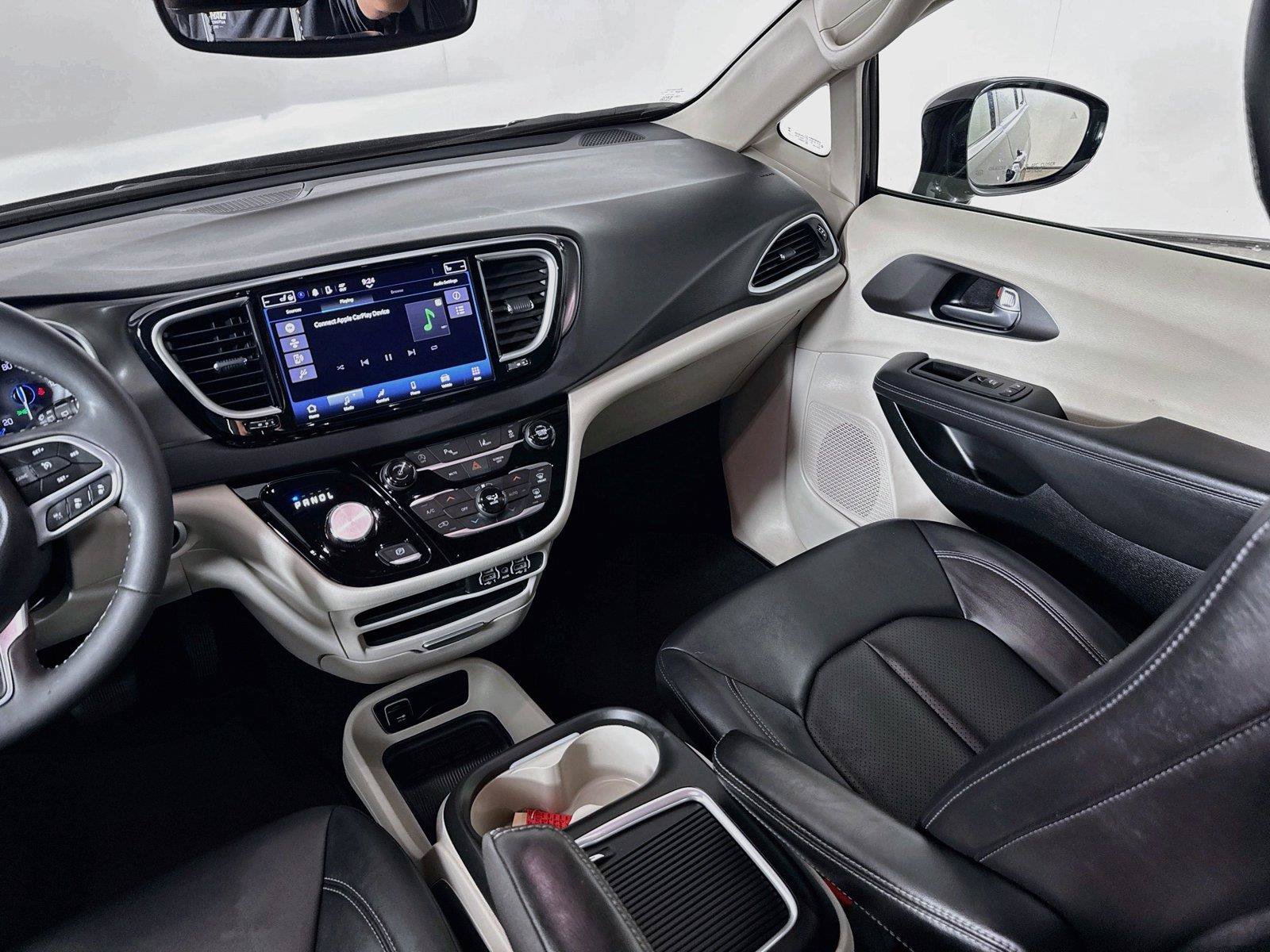 Used 2024 Chrysler Pacifica Touring-L FWD image 24