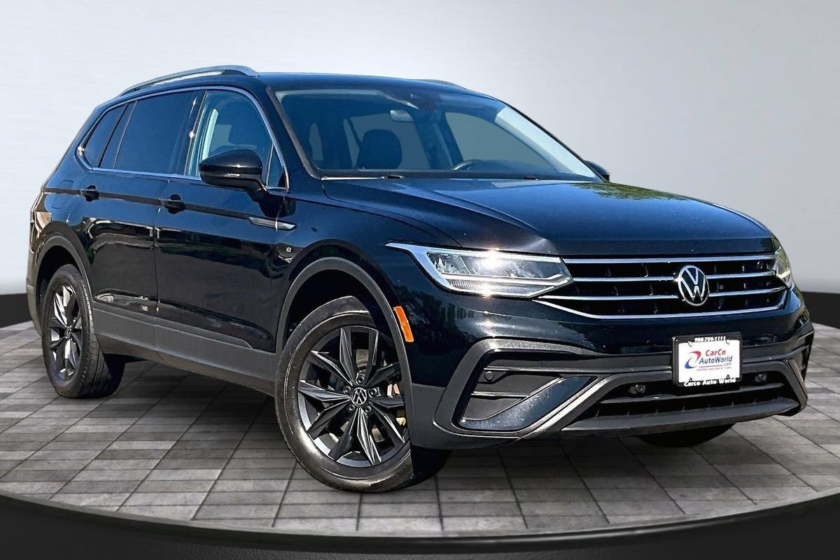 Used 2023 Volkswagen Tiguan SE w/ Panoramic Sunroof Package AWD/4WD image 3