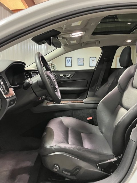 Used 2024 Volvo V60 B5 Cross Country Plus image 11