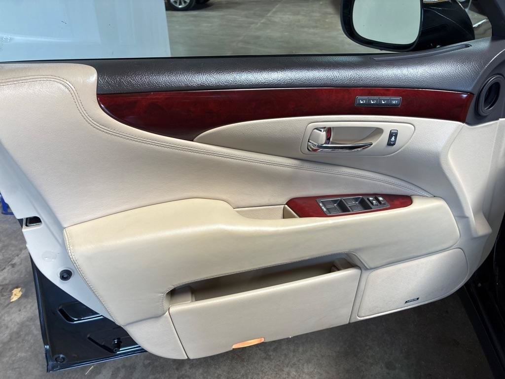 Used 2012 Lexus LS 460 w/ Comfort Pkg RWD image 26
