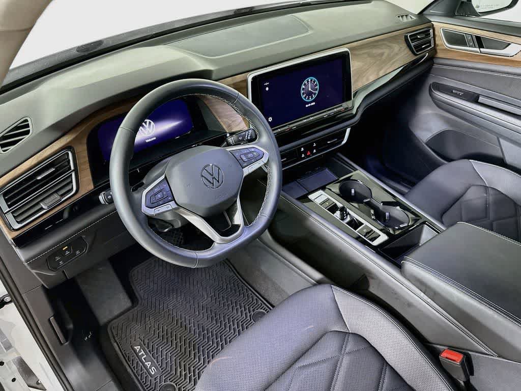 Used 2024 Volkswagen Atlas SE FWD image 2