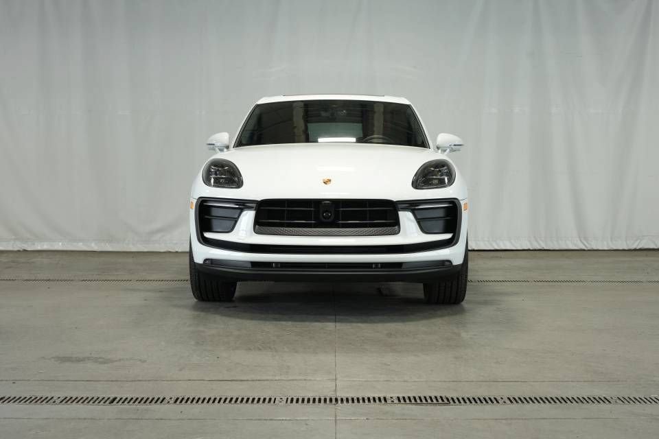 Certified 2025 Porsche Macan AWD/4WD image 10