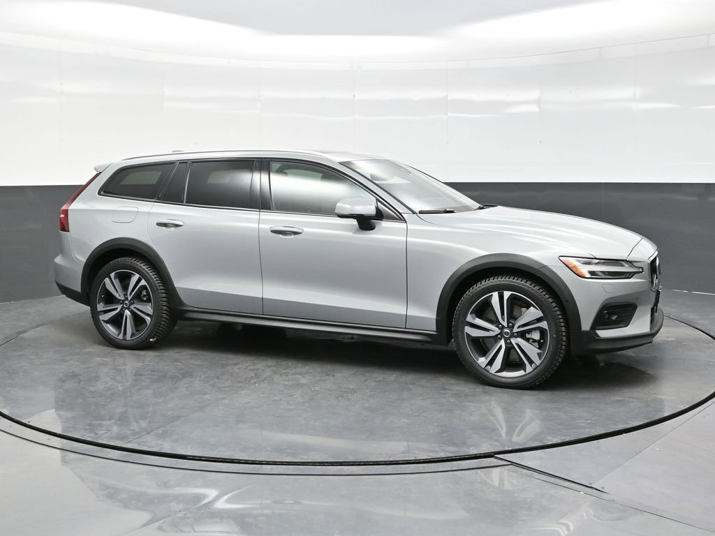 Used 2025 Volvo V60 B5 Cross Country Plus AWD/4WD image 8