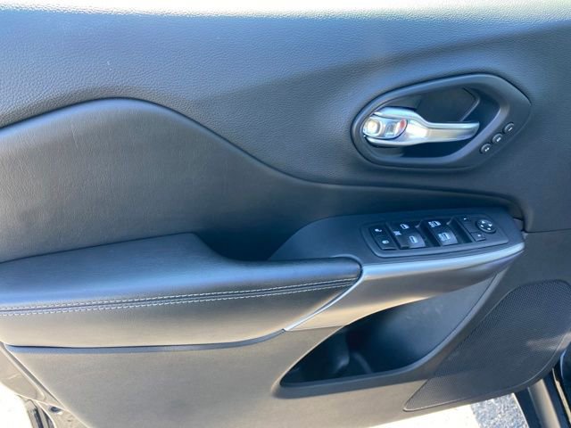 Used 2019 Jeep Cherokee Limited image 16