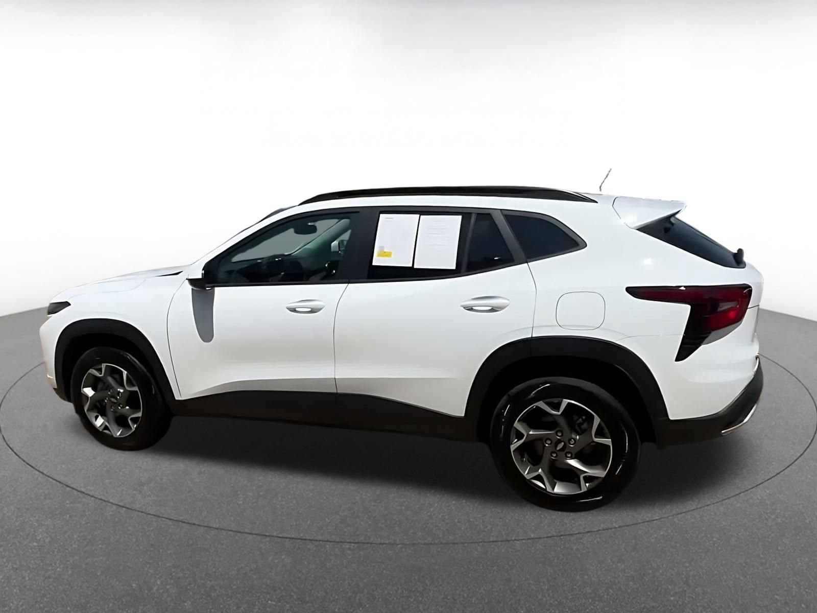 Used 2025 Chevrolet Trax LT FWD image 8