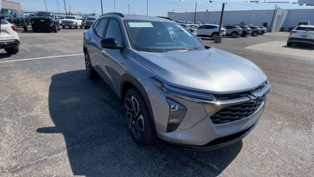 New 2026 Chevrolet Trax RS w/ Sunroof Package FWD image 4