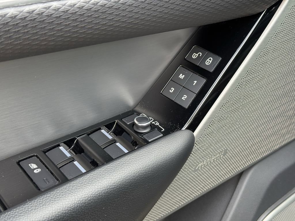 Used 2019 Land Rover Range Rover Velar R-Dynamic SE image 16