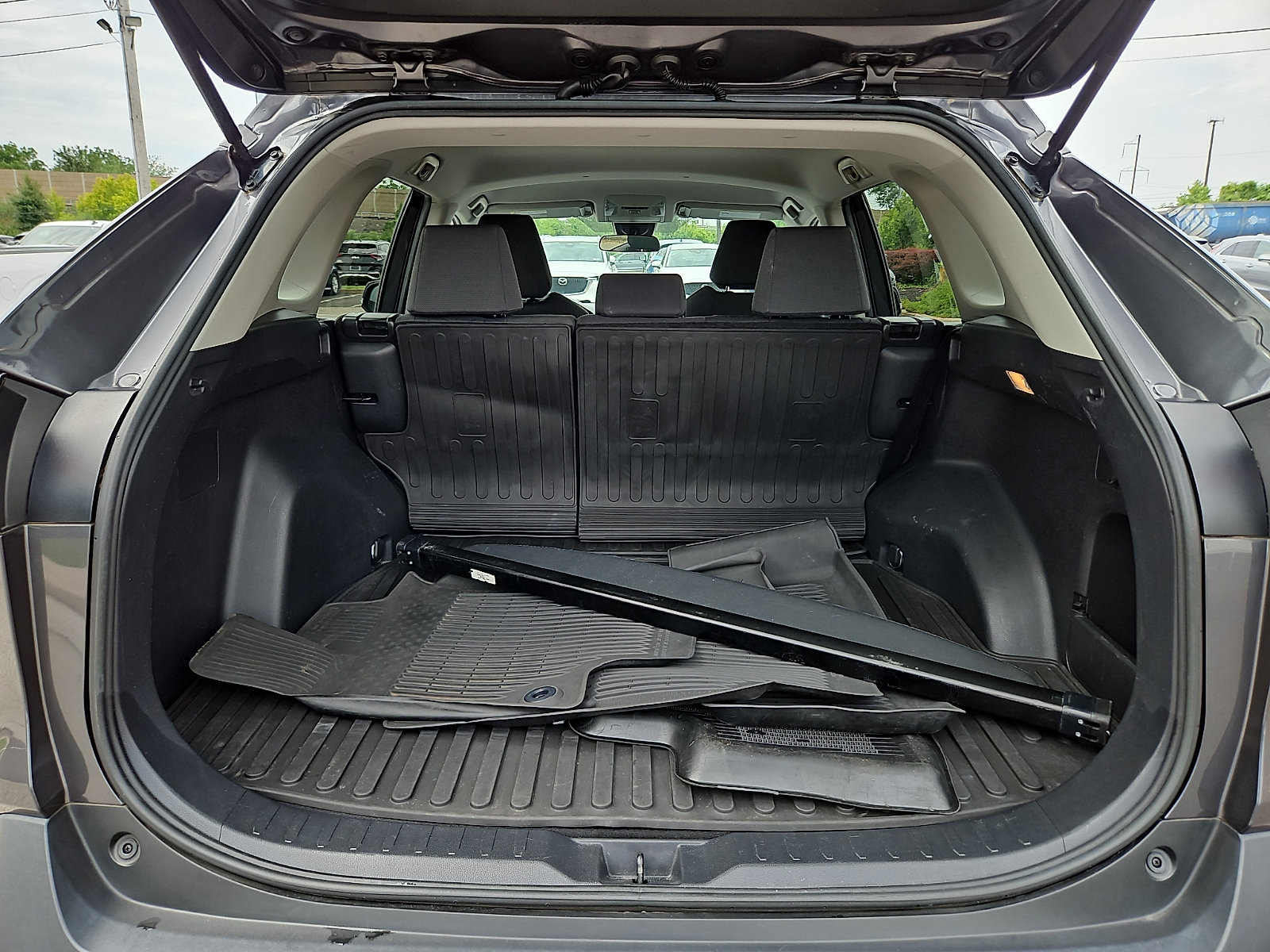 Used 2021 Toyota RAV4 XLE AWD/4WD image 28
