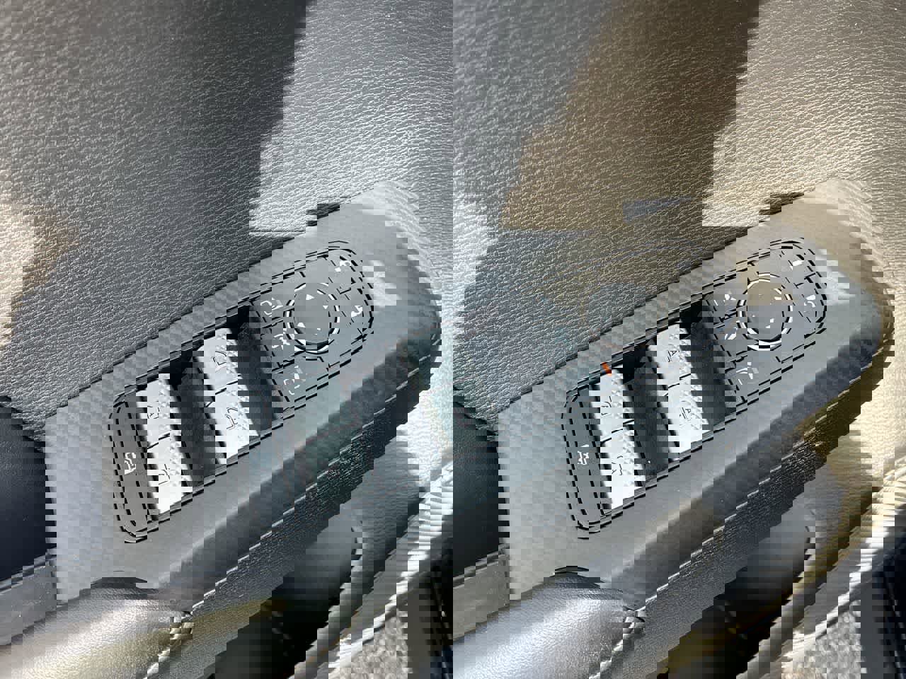 Used 2025 Mitsubishi Outlander SE image 29