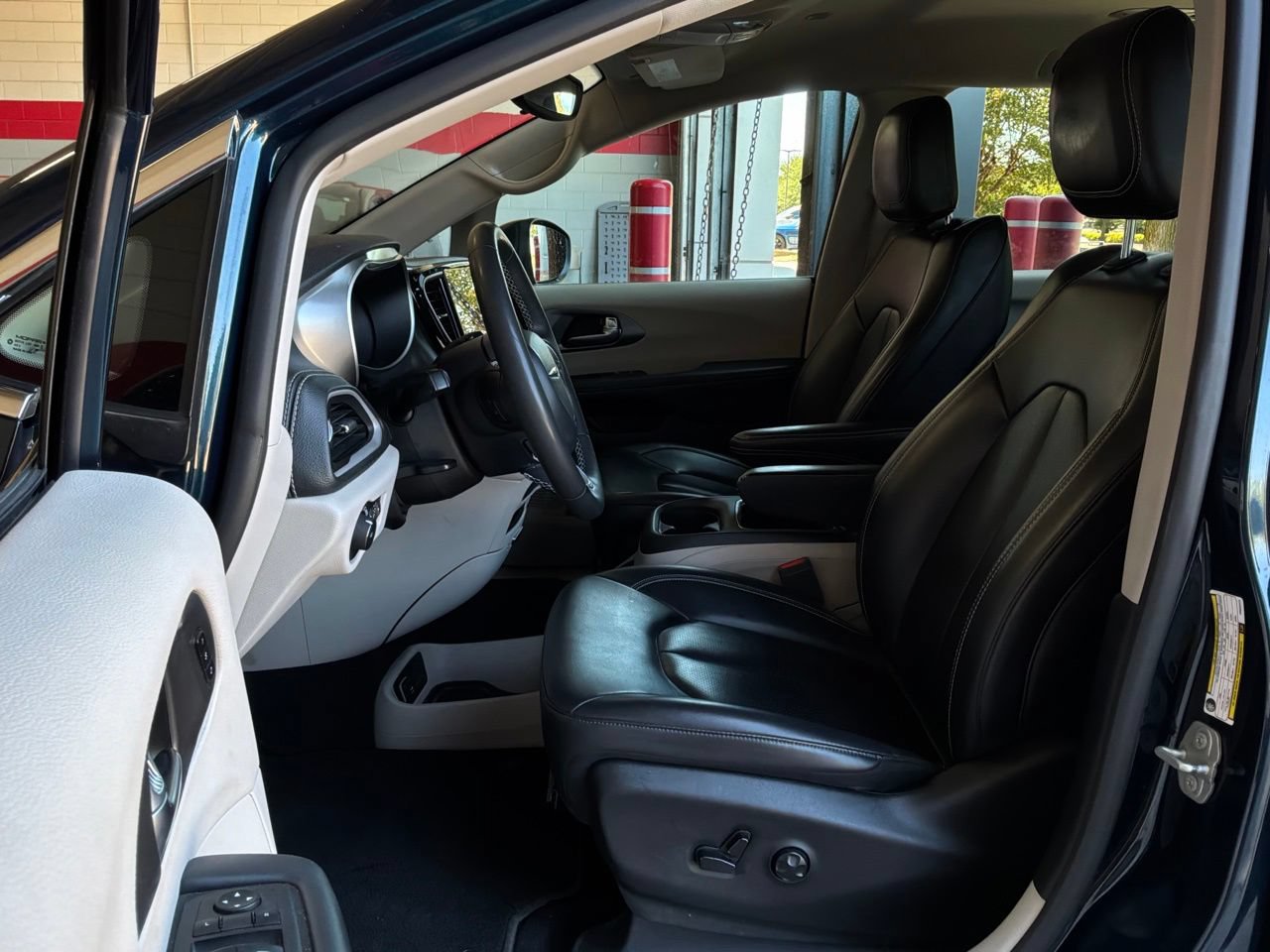 Used 2023 Chrysler Pacifica Touring-L FWD image 11