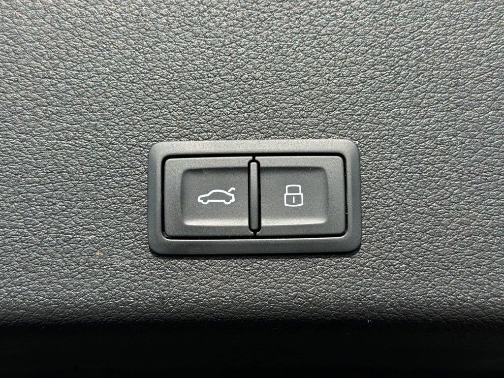 Certified 2022 Audi e-tron Premium w/ Convenience Plus Package image 18