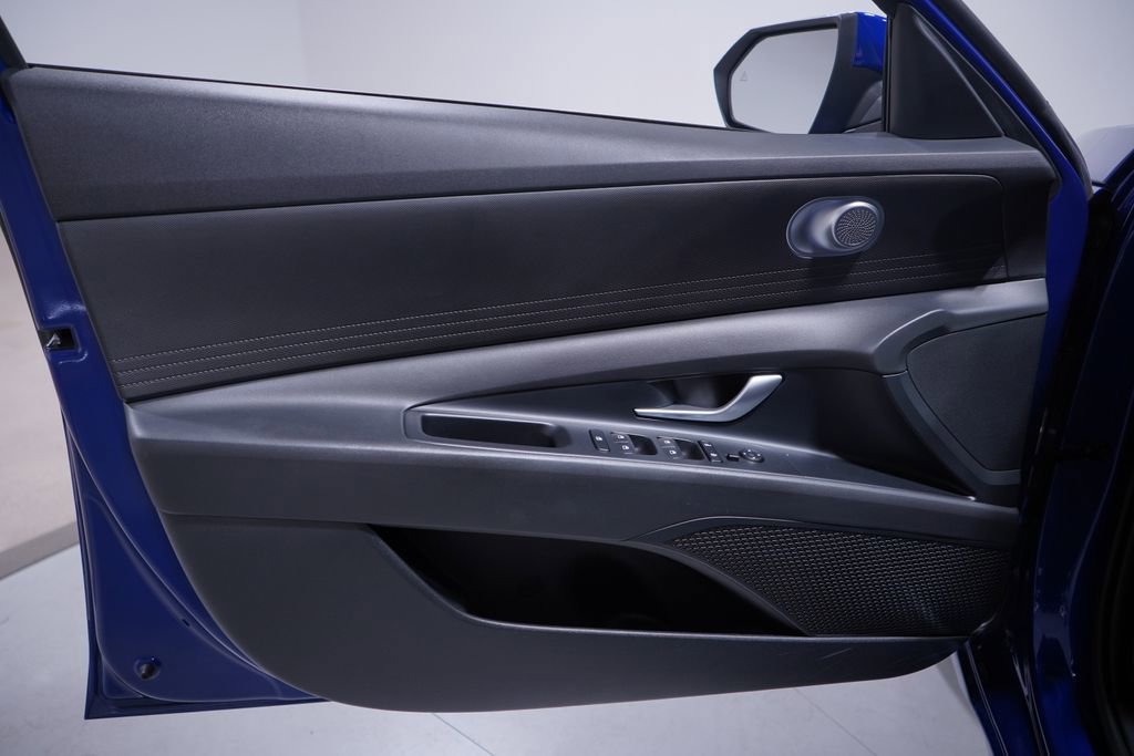 Used 2023 Hyundai Elantra SE w/ Cargo Package image 15