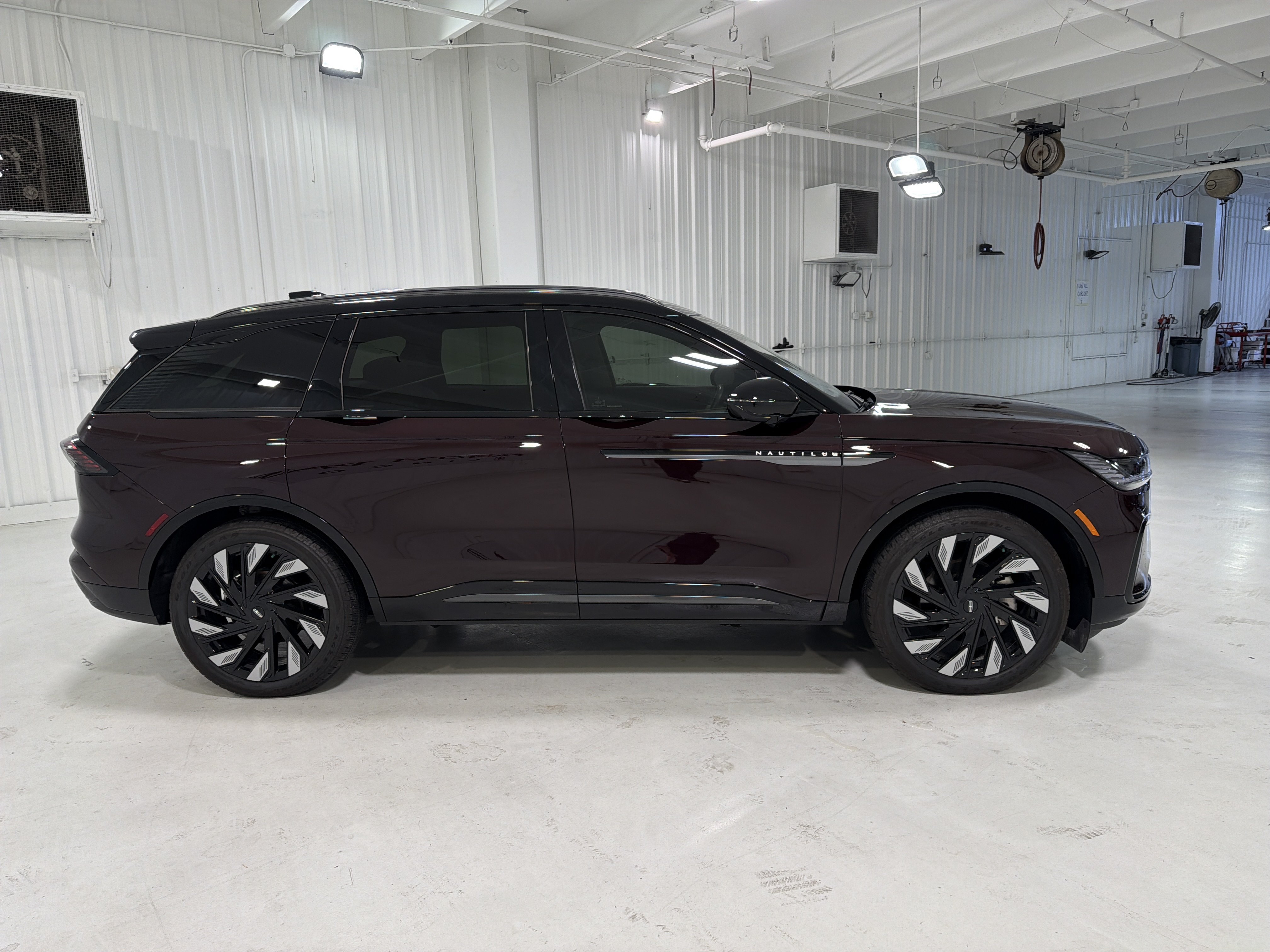 Used 2025 Lincoln Nautilus Reserve AWD/4WD image 6
