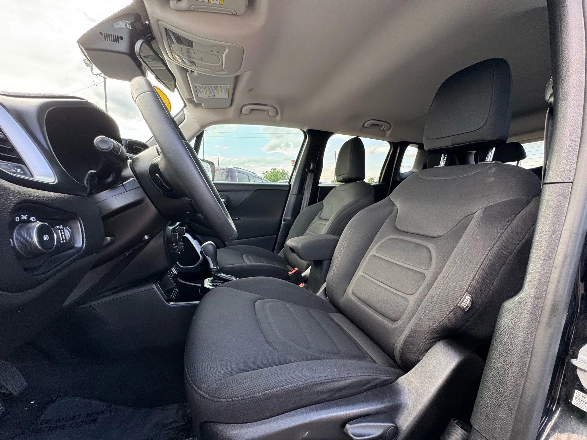 Used 2018 Jeep Renegade Latitude FWD image 10
