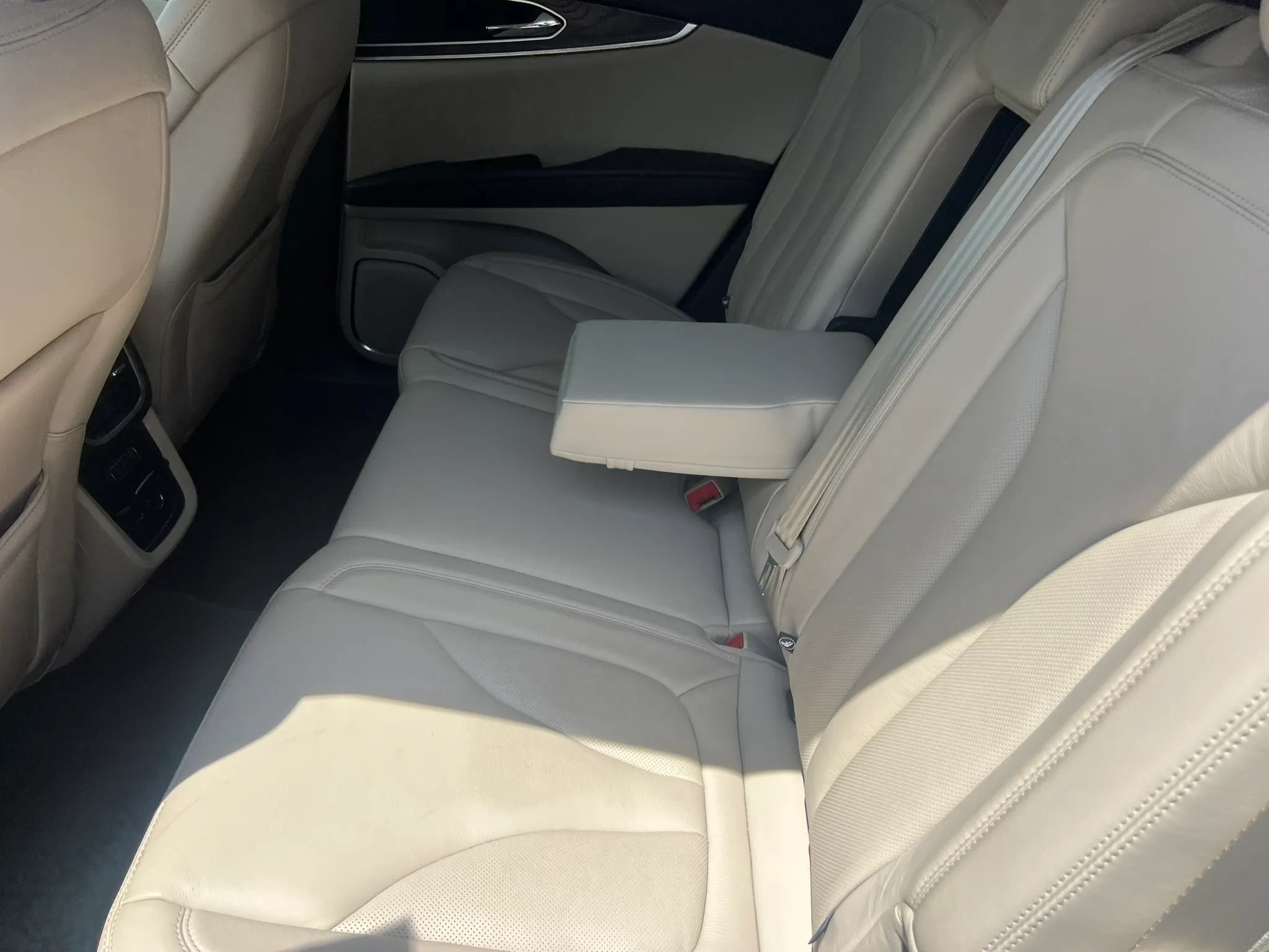 Used 2018 Lincoln MKX Select w/ Select Plus Package AWD/4WD image 34