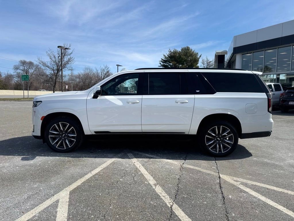 Used 2021 Cadillac Escalade ESV Sport AWD/4WD image 2