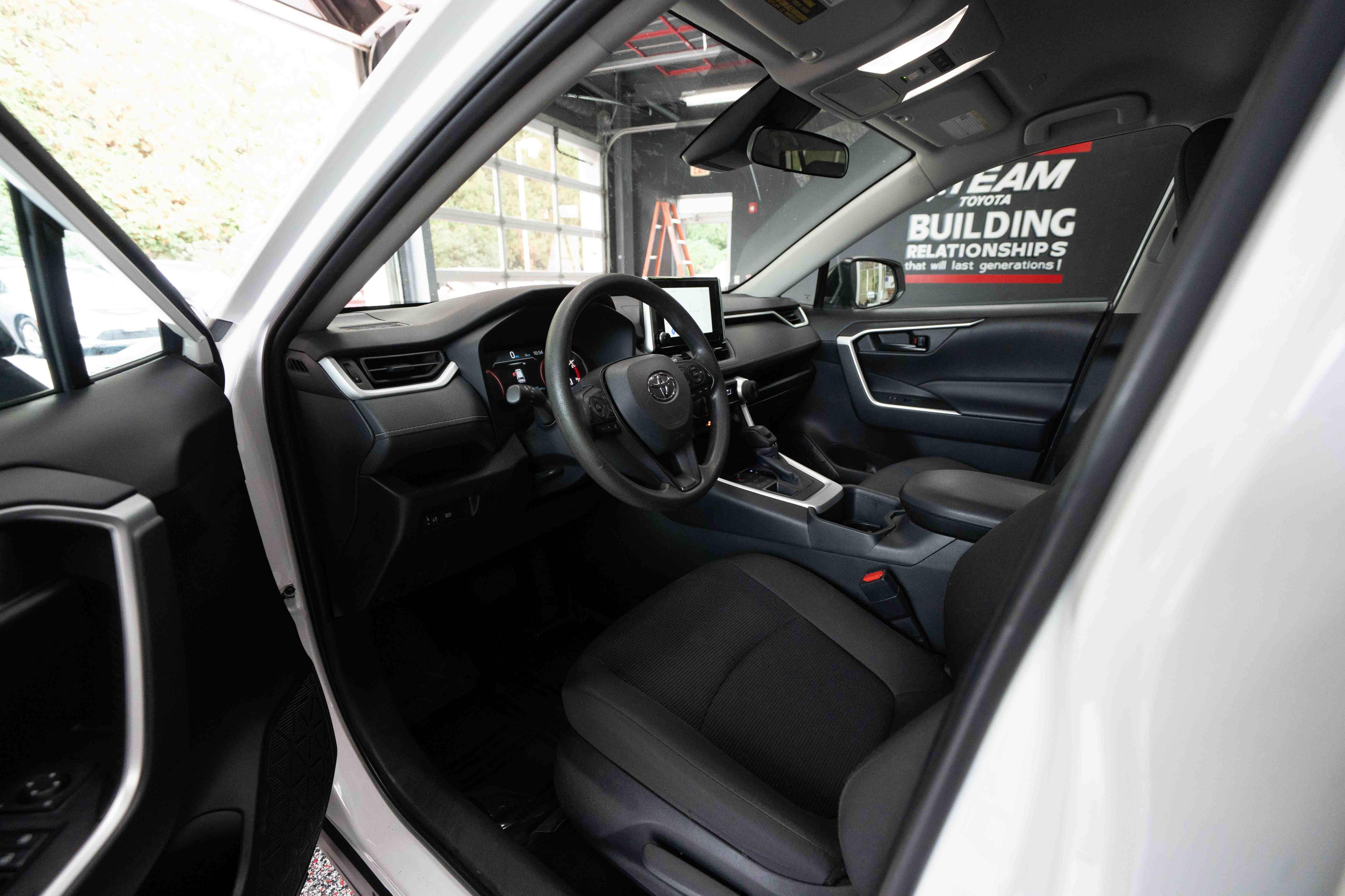 Used 2025 Toyota RAV4 LE AWD/4WD image 8