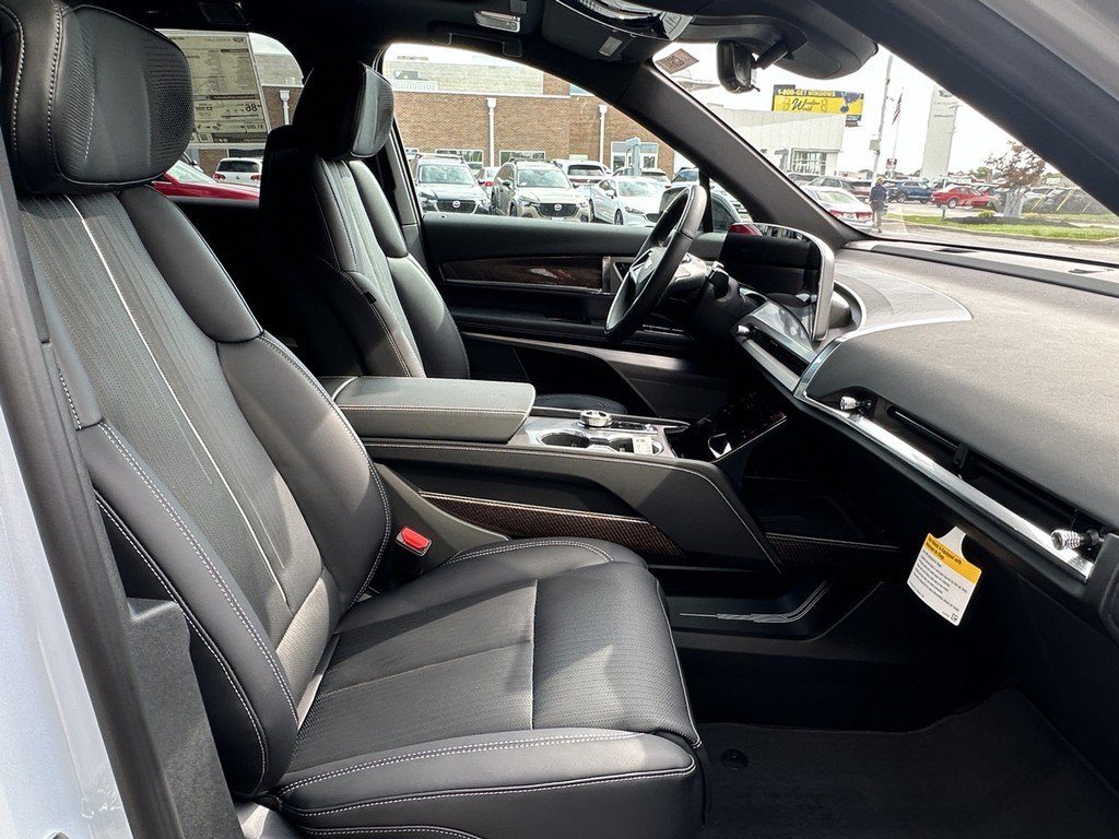 New 2026 Cadillac Vistiq Luxury AWD/4WD image 16