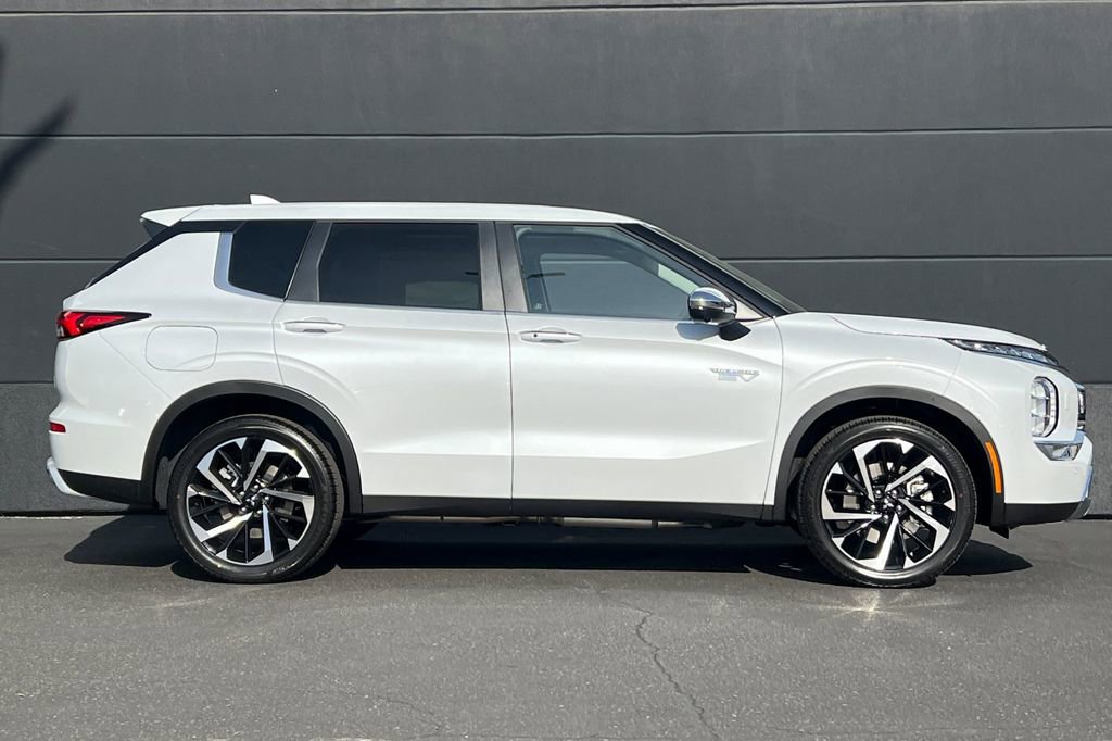 New 2025 Mitsubishi Outlander SE image 4