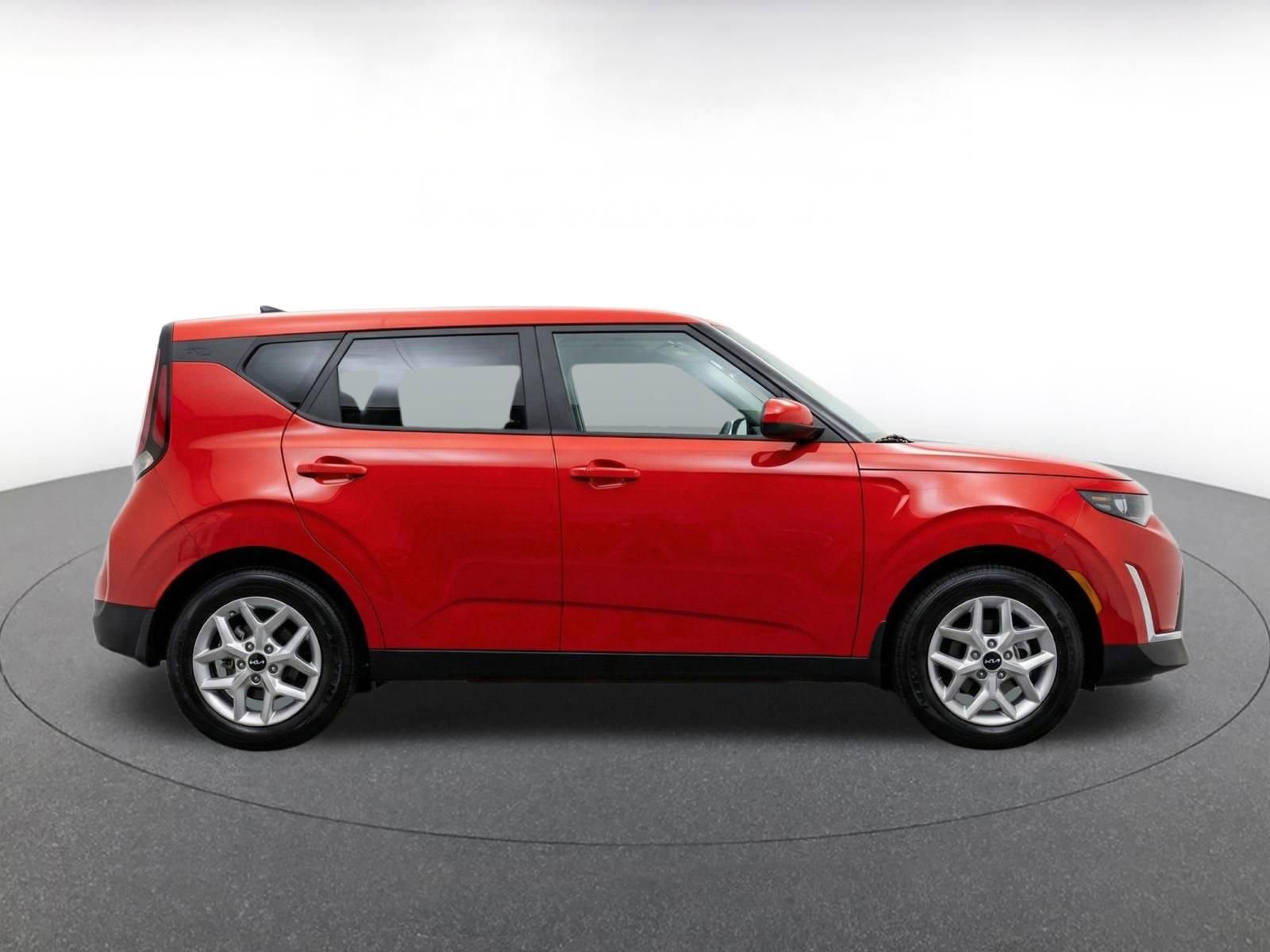 Used 2025 Kia Soul LX w/ LX Technology Package FWD image 10