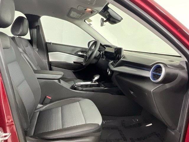 Used 2025 Chevrolet Trax LT FWD image 16