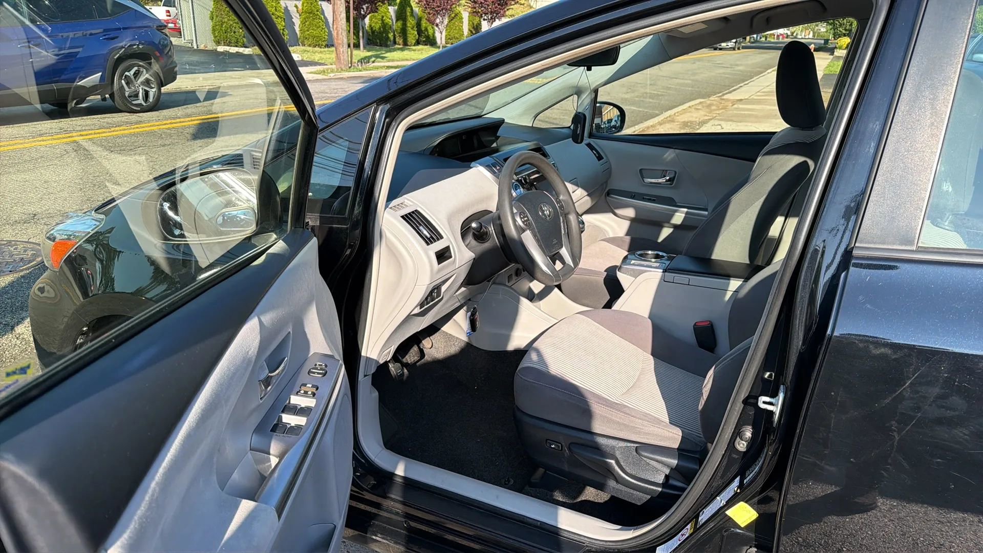 Used 2017 Toyota Prius V Three w/ Carpet Mat Package FWD image 23