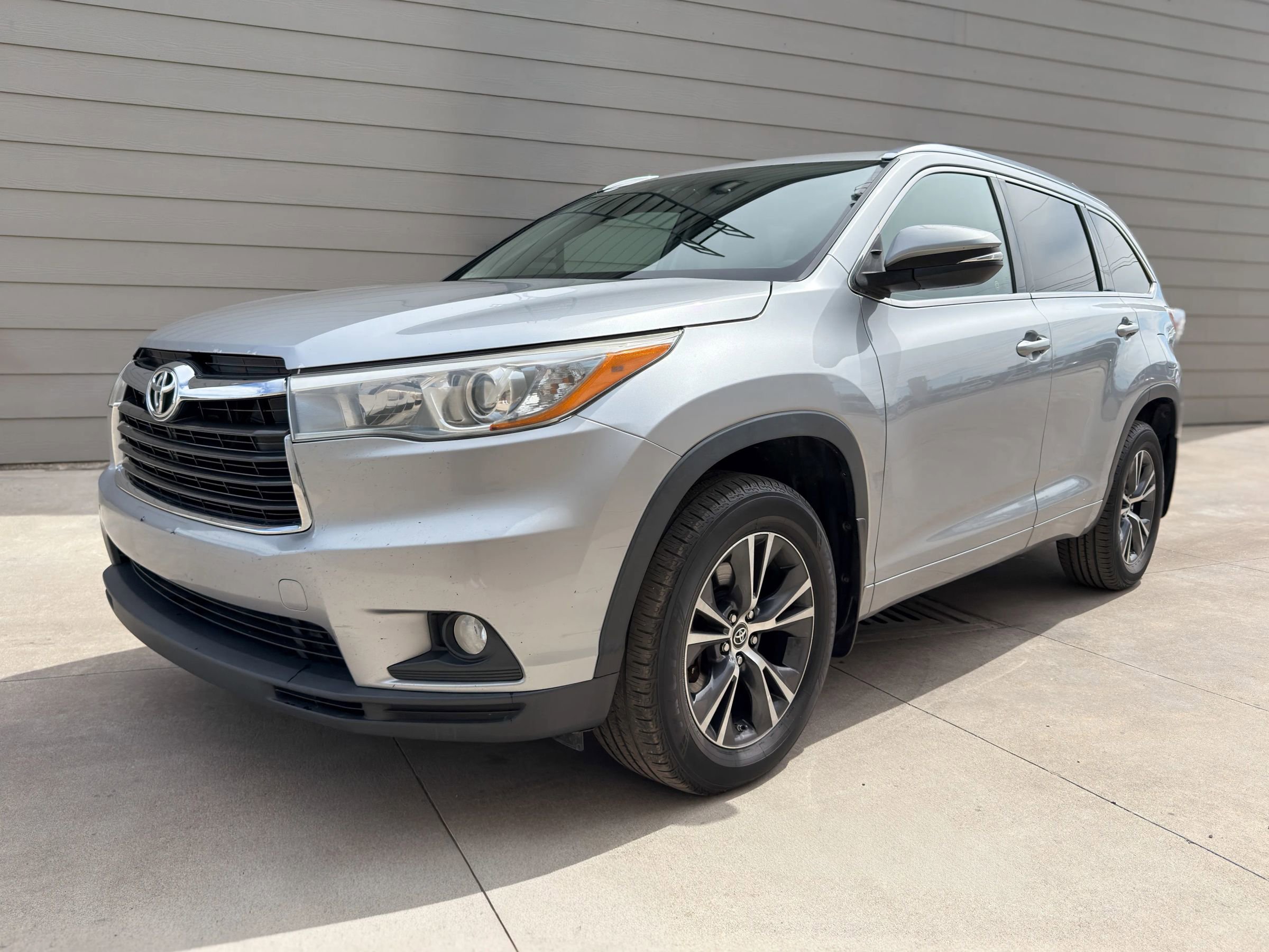 Used 2016 Toyota Highlander XLE image 3