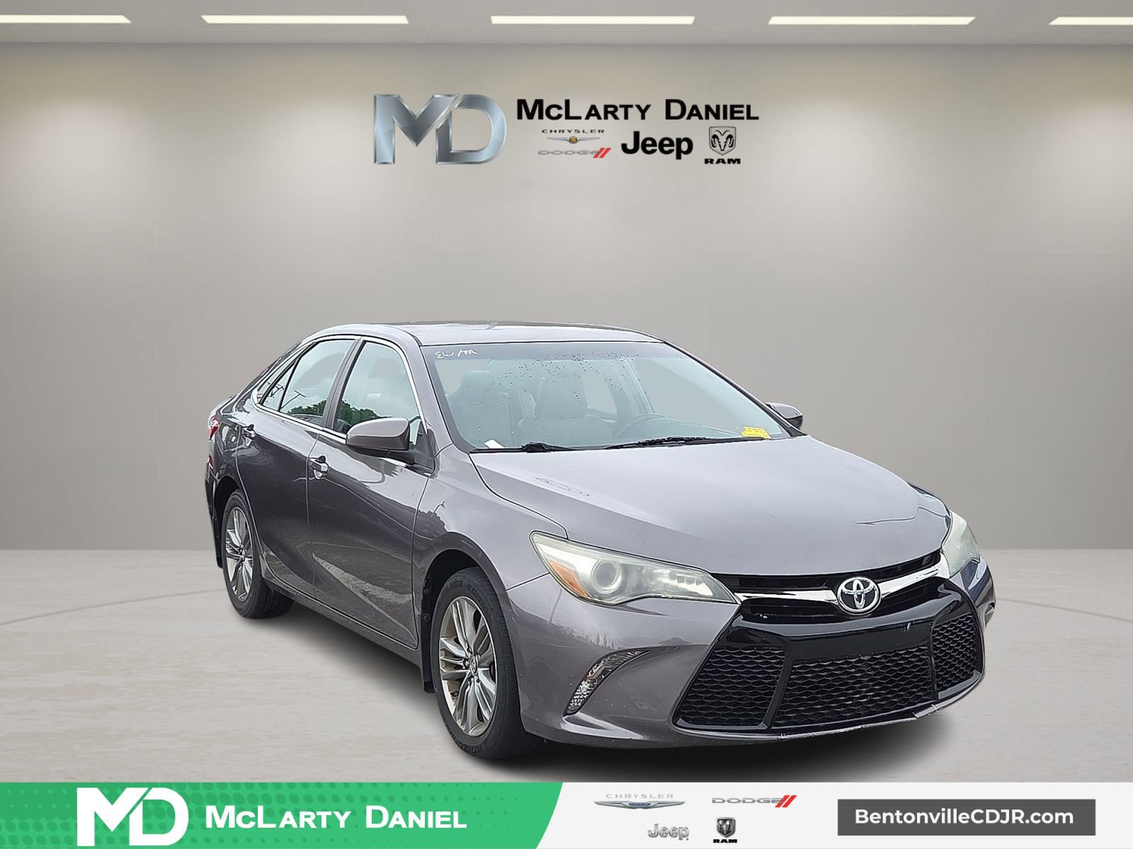 Used 2015 Toyota Camry SE FWD image 1