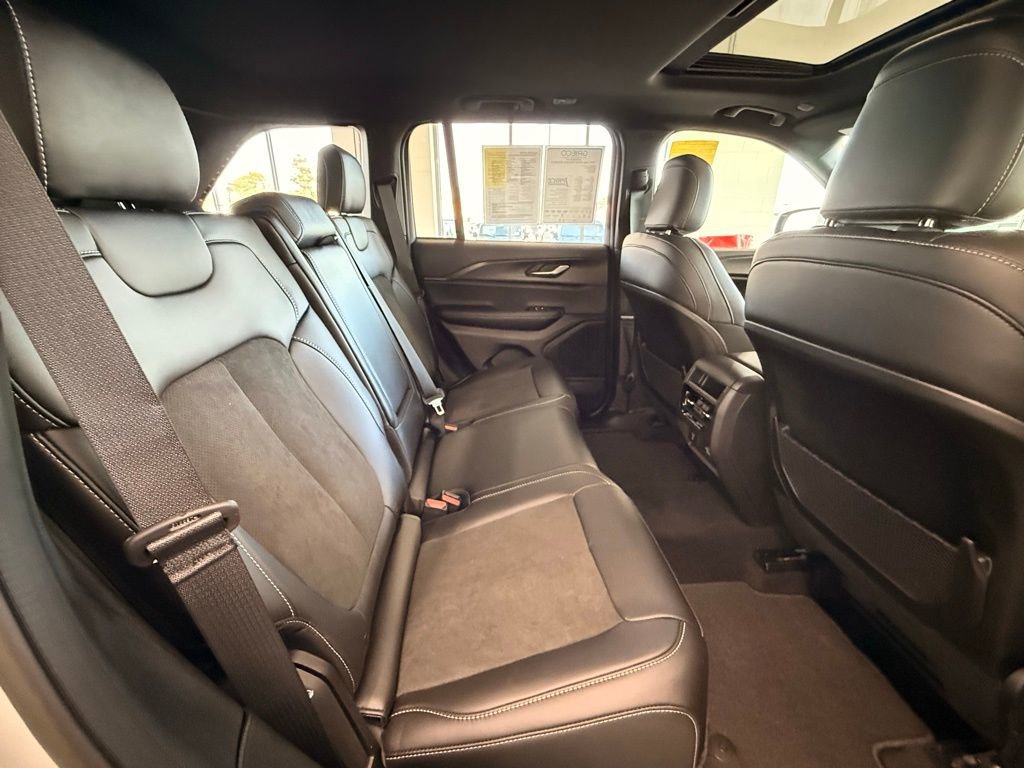 Used 2025 Jeep Grand Cherokee Altitude AWD/4WD image 18