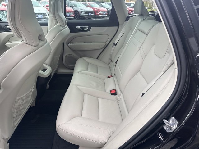 Used 2022 Volvo XC60 B5 Momentum w/ Climate Package image 31