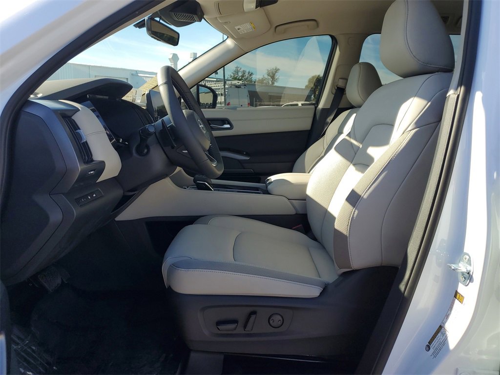 New 2025 Nissan Pathfinder SL image 9