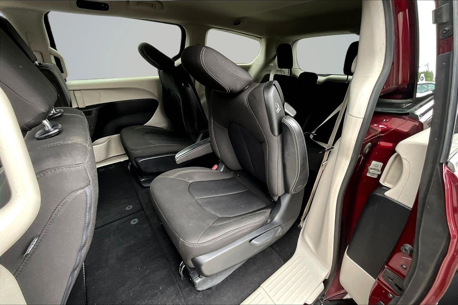 Used 2020 Chrysler Voyager LX FWD image 23