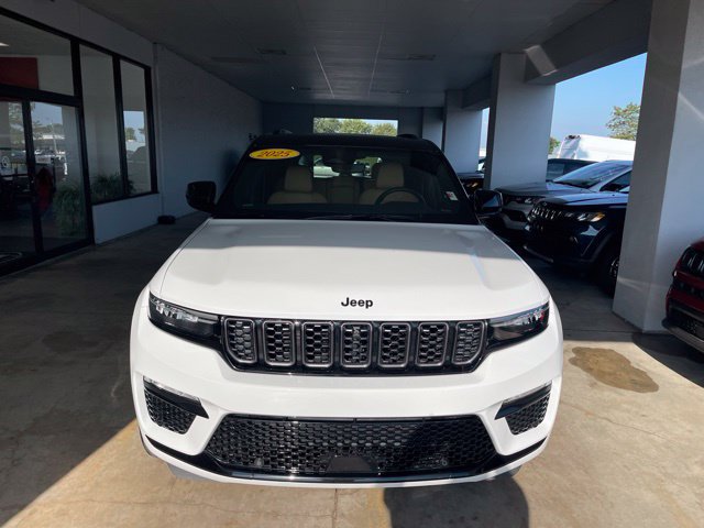 Used 2025 Jeep Grand Cherokee Summit w/ Obsidian Package AWD/4WD image 4