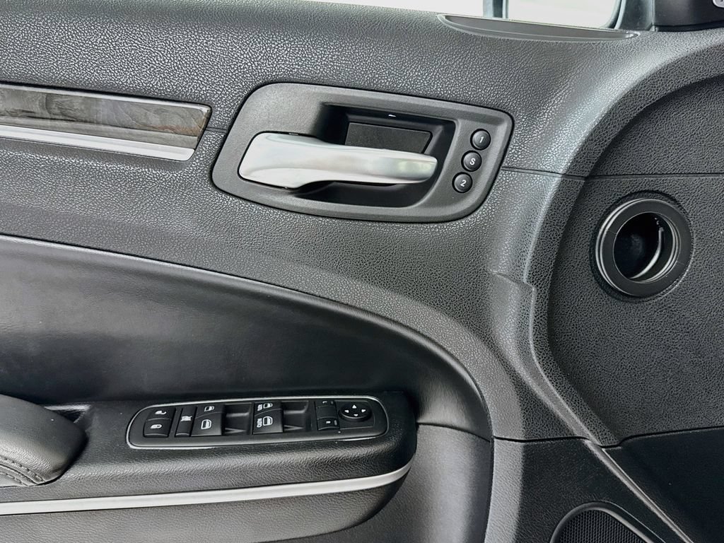 Used 2019 Chrysler 300 Limited RWD image 18