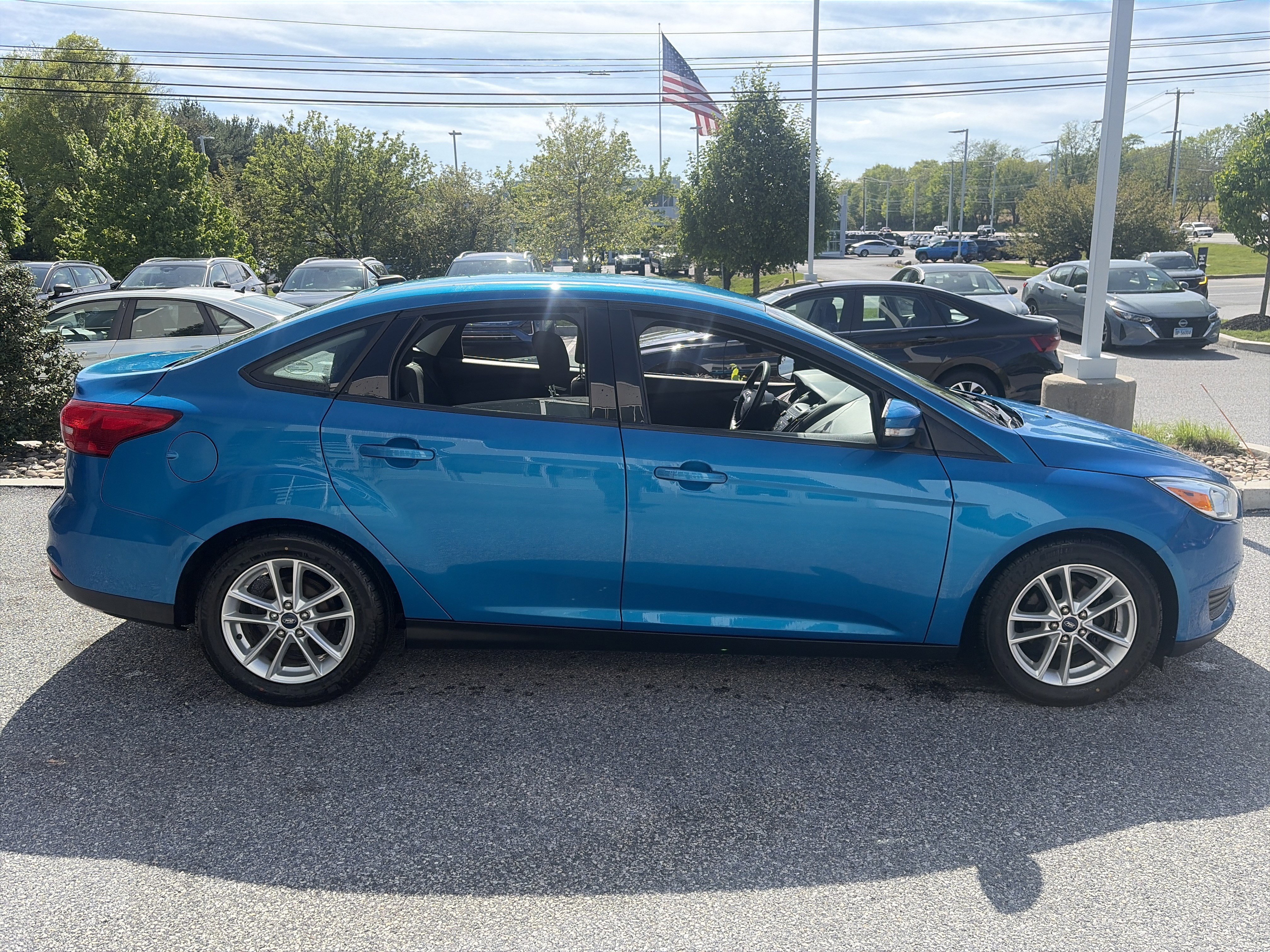 Used 2016 Ford Focus SE w/ SE Cold Weather Package FWD image 4