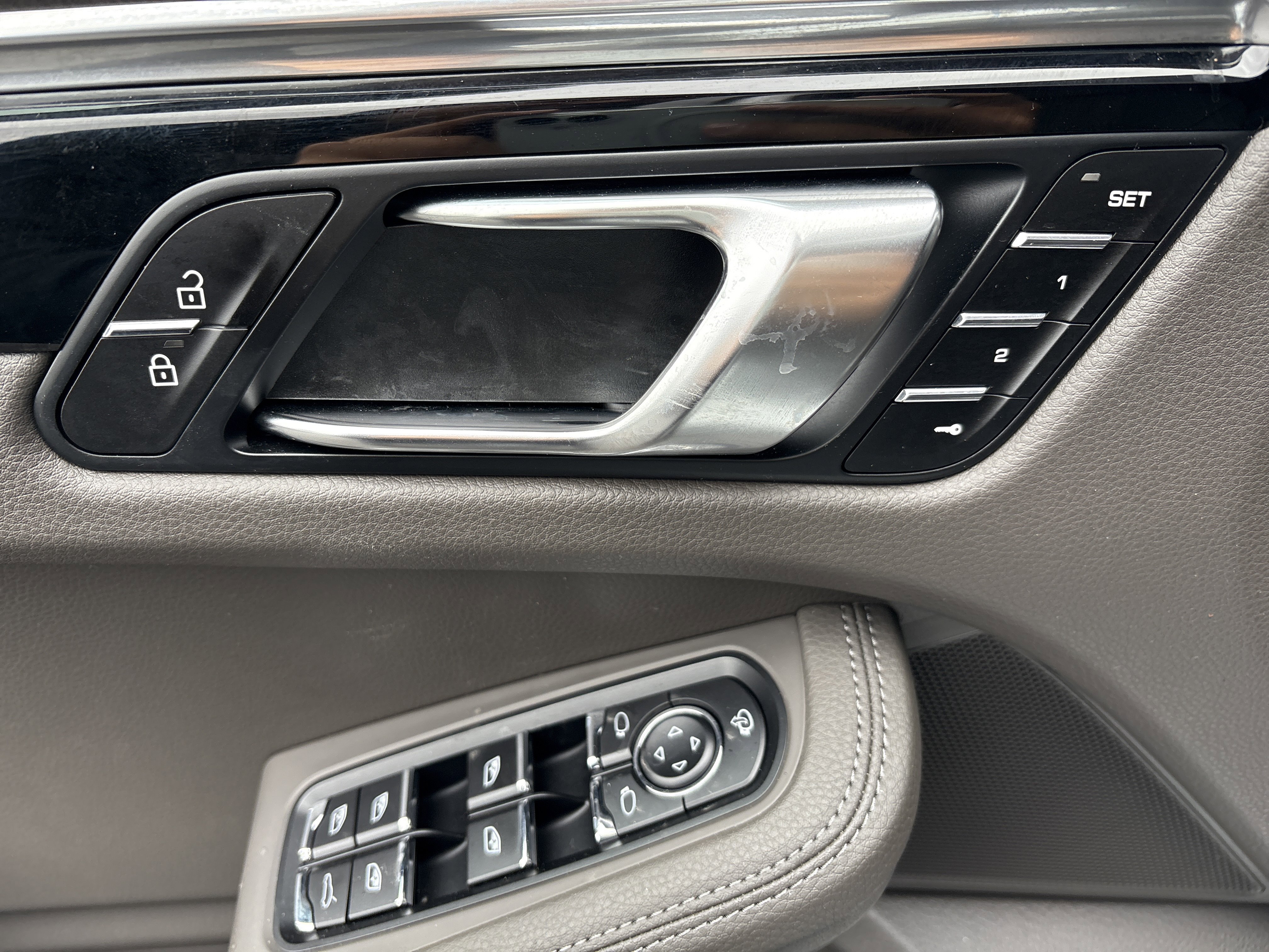 Certified 2025 Porsche Macan image 14