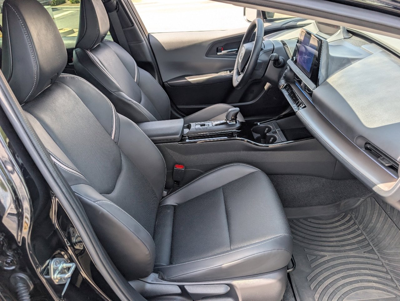 Used 2023 Toyota Prius XLE FWD image 8
