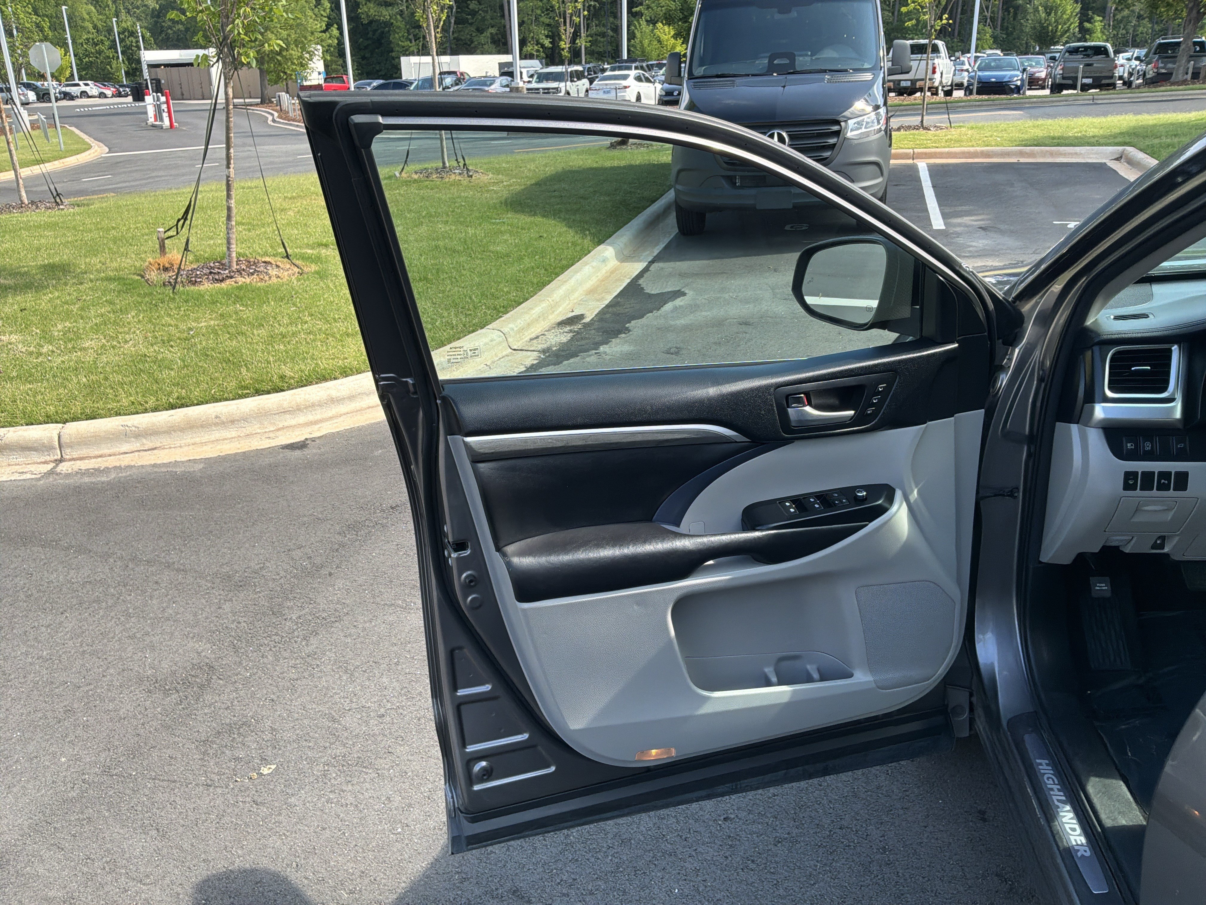 Used 2018 Toyota Highlander Limited FWD image 14
