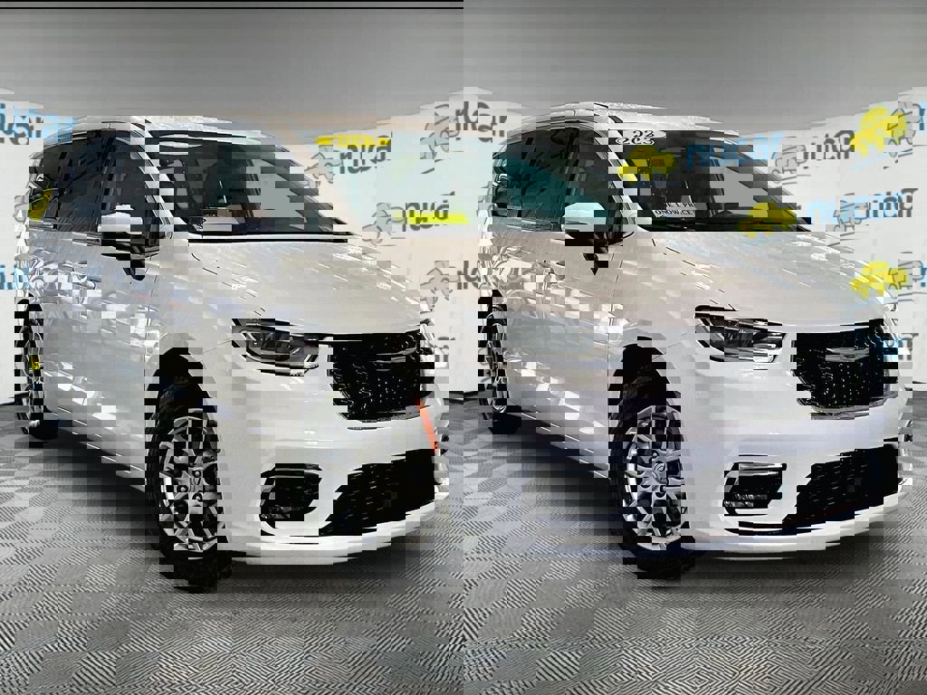 Used 2023 Chrysler Pacifica Touring-L image 1