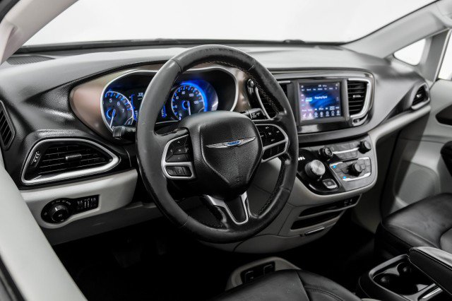 Used 2019 Chrysler Pacifica Touring-L FWD image 14
