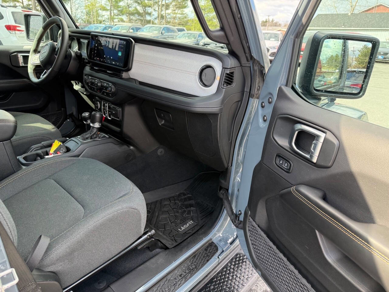 Used 2024 Jeep Wrangler Unlimited Sahara AWD/4WD image 17
