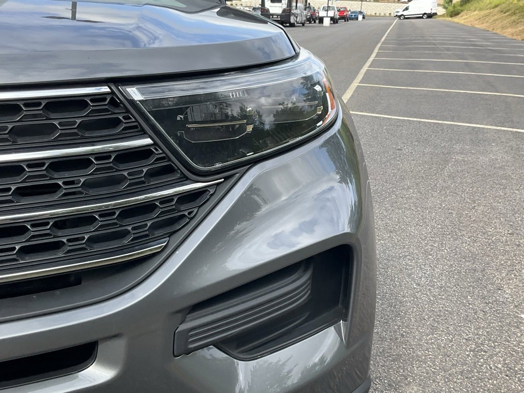 Used 2022 Ford Explorer XLT image 2