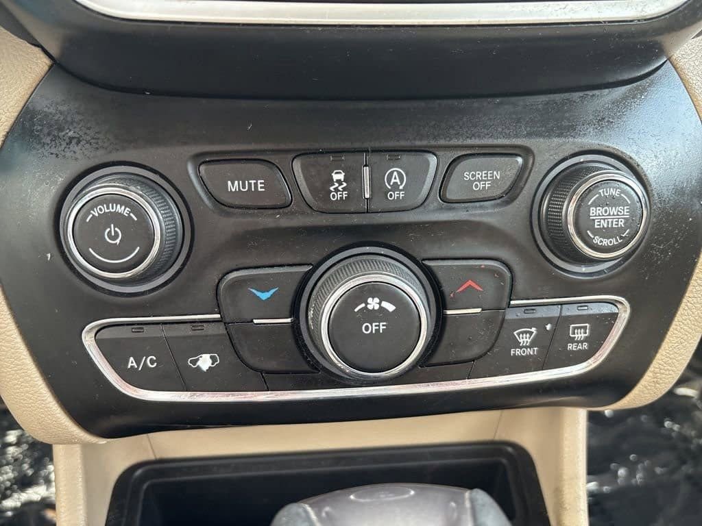 Used 2019 Jeep Cherokee Latitude w/ Popular Appearance Group image 18