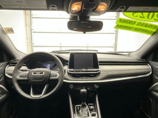Used 2025 Jeep Compass Latitude image 4