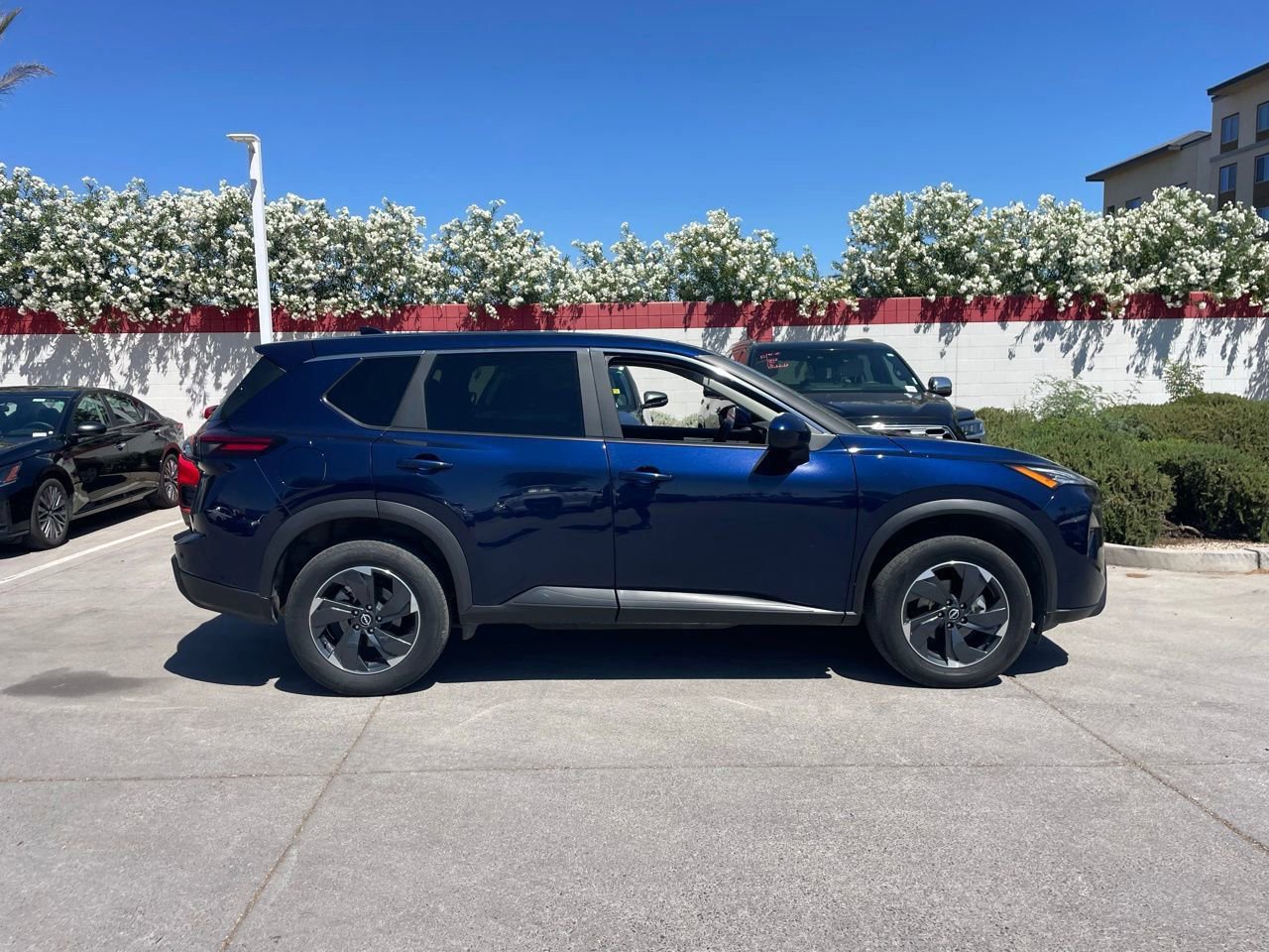 Used 2025 Nissan Rogue SV image 3