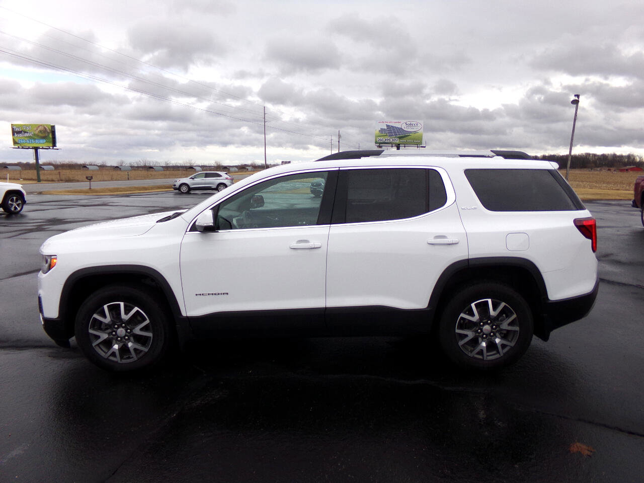Used 2023 GMC Acadia SLE w/ Driver Convenience Package image 2