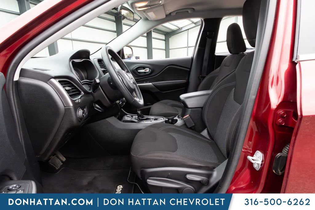 Used 2019 Jeep Cherokee Latitude w/ Popular Appearance Group FWD image 3